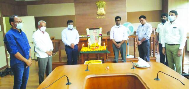 ಕೊಪ್ಪಳ ಜಿಲ್ಲಾಡಳಿತದಿಂದ ಸಂವಿಧಾನ ಶಿಲ್ಪಿಗೆ ಪುಷ್ಪ ನಮನ ಸಲ್ಲಿಕೆ